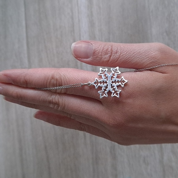 Authentic Tiffany & Co. Snowflake pendant necklace - Picture 16 of 16